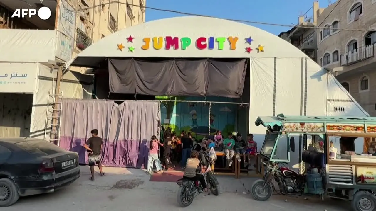 Gaza, un parco giochi al coperto offre divertimento ai più piccoli