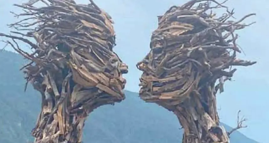 Dai rami abbandonati nasce «Il Bacio» di Martalar
