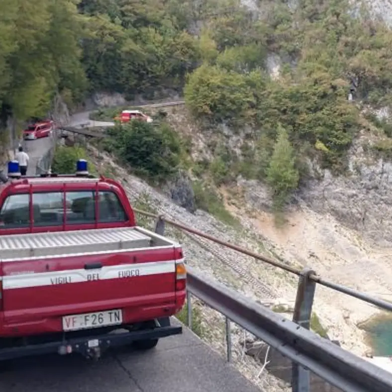 Vallarsa, cade nel lago di Speccheri e muore: il figlio si tuffa per salvarla