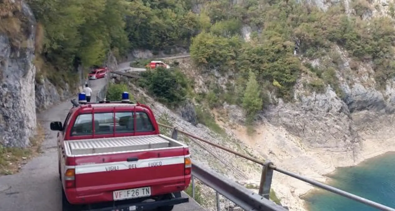Vallarsa, cade nel lago di Speccheri e muore: il figlio si tuffa per salvarla