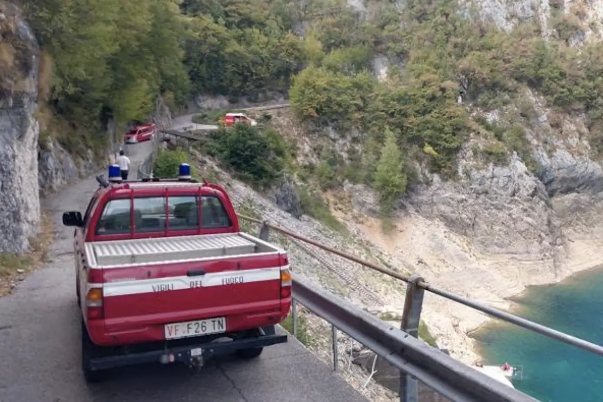 Vallarsa, cade nel lago di Speccheri e muore: il figlio si tuffa per salvarla