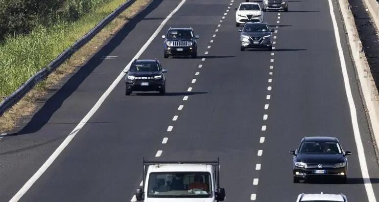 Viaggiano per 100 chilometri con il figlio morto in auto: aveva 31 anni
