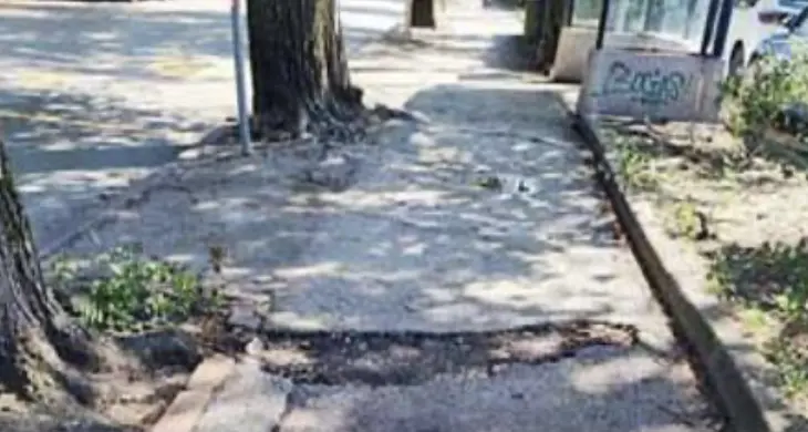Rovereto, marciapiedi pieni di buche: «Un vero disastro per i pedoni»
