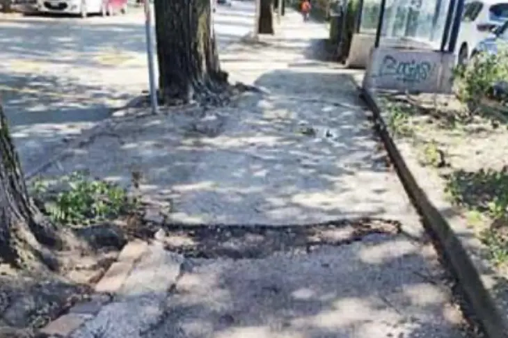 Rovereto, marciapiedi pieni di buche: «Un vero disastro per i pedoni»