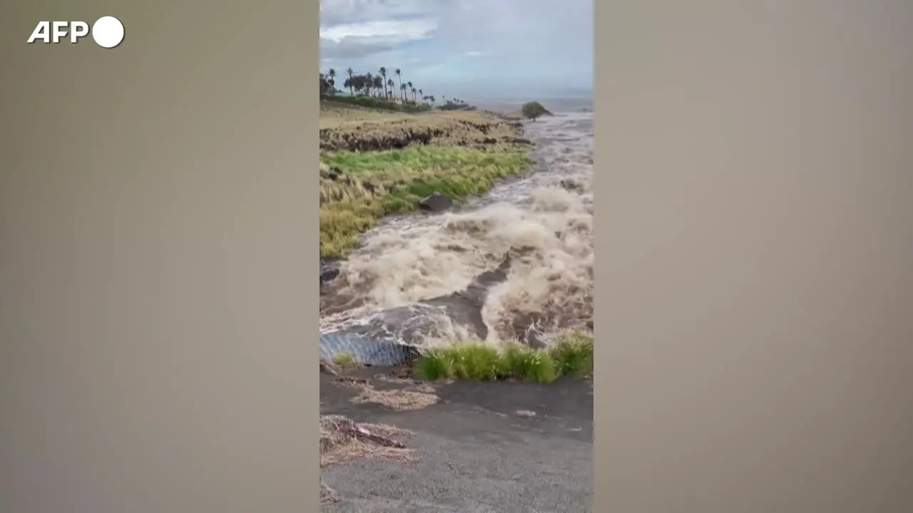 Hawaii, passaggio dell’uragano Lala: forti piogge e allagamenti