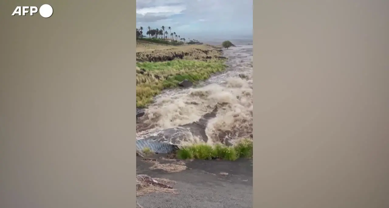 Hawaii, passaggio dell’uragano Lala: forti piogge e allagamenti