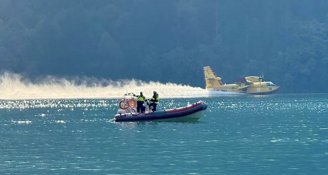 Incendio sul monte Bedolé, anche oggi in azione i Canadair
