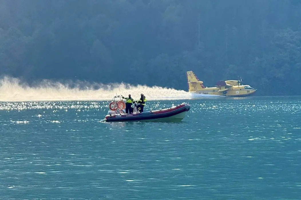 Incendio sul monte Bedolé, anche oggi in azione i Canadair