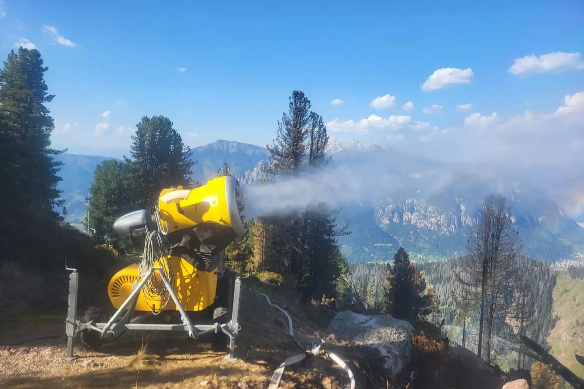 Cermis, incendio sotto controllo dopo una settimana: resta la sorveglianza