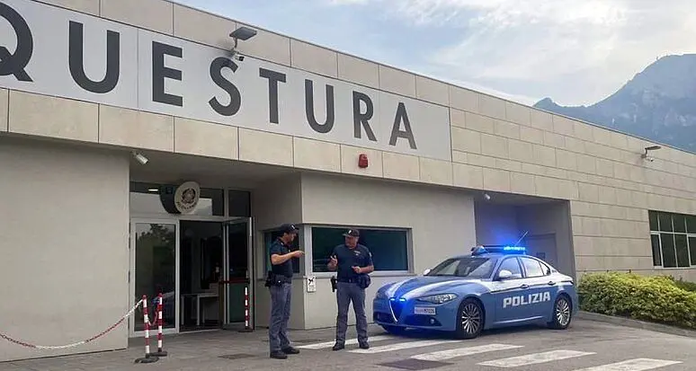 Trento, fugge dal controllo e morde un poliziotto: arrestato 27enne