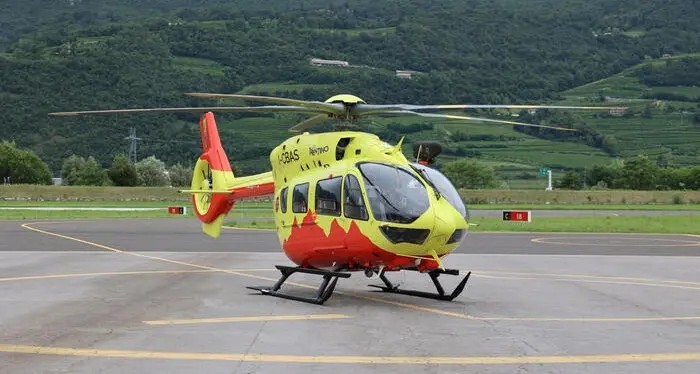 Tragedia a Roncone, motociclista di 49 anni rovina a terra e muore