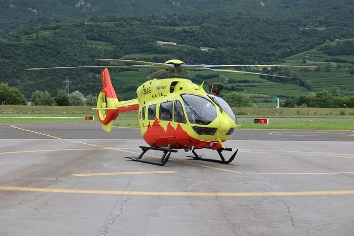 Tragedia a Roncone, motociclista di 49 anni rovina a terra e muore