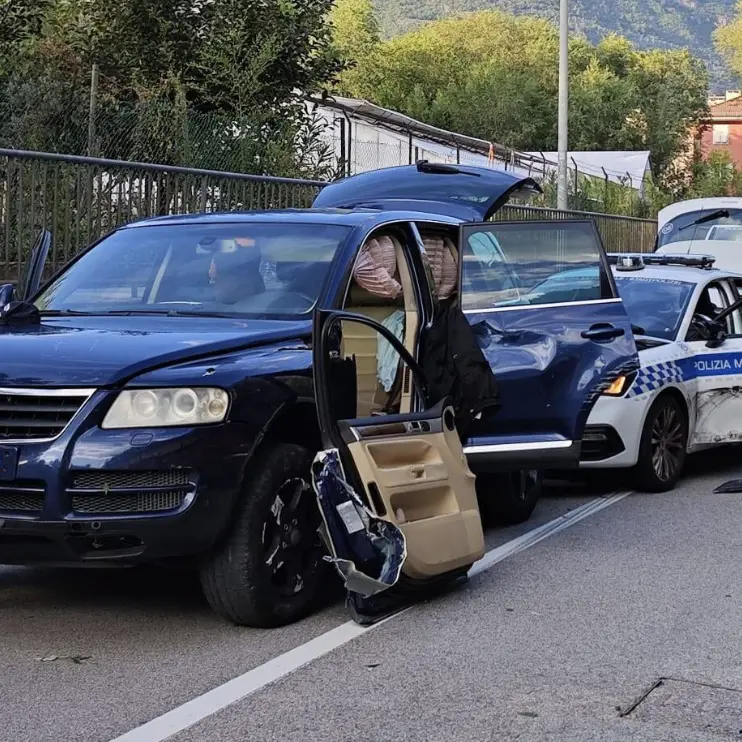 Inseguimento per le strade di Bolzano, quattro agenti feriti: un arresto