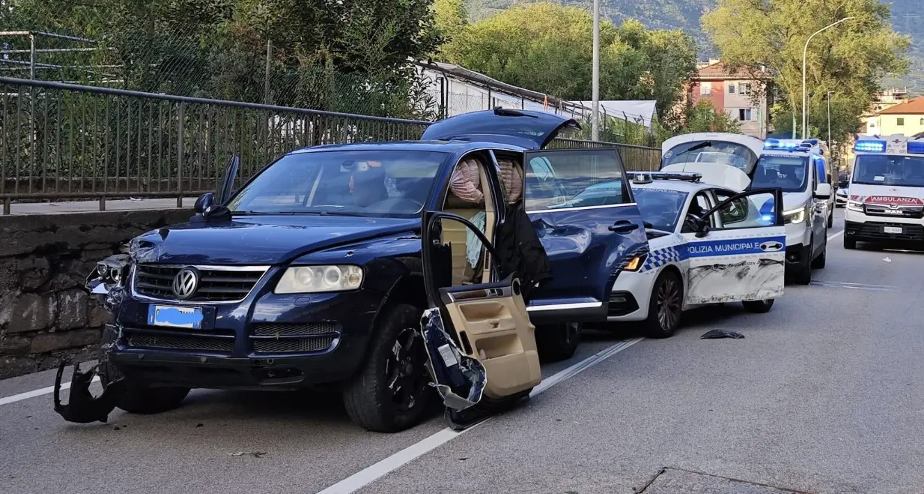 Inseguimento per le strade di Bolzano, quattro agenti feriti: un arresto