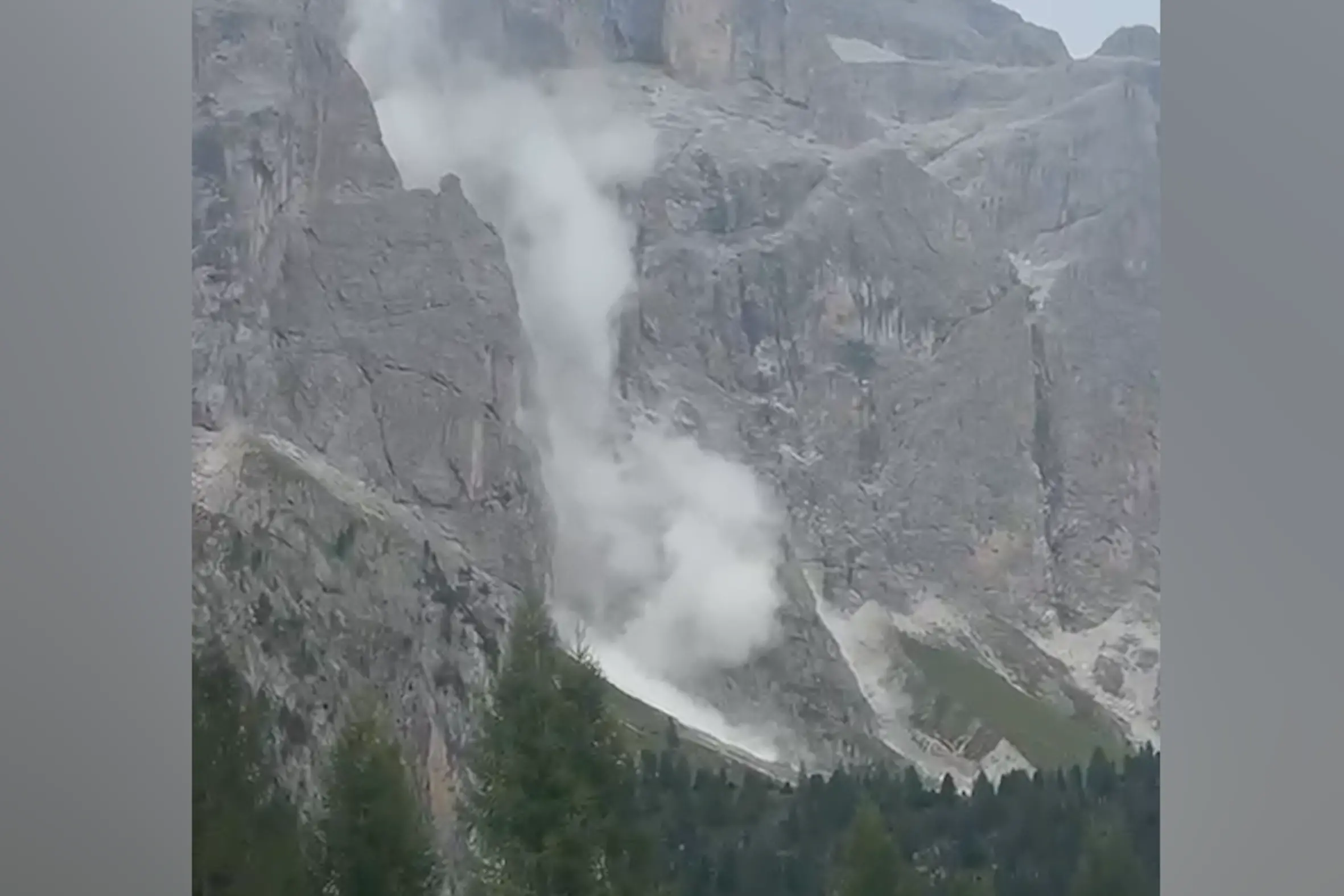 Gruppo del Sella, in val Gardena crolla la roccia in parete