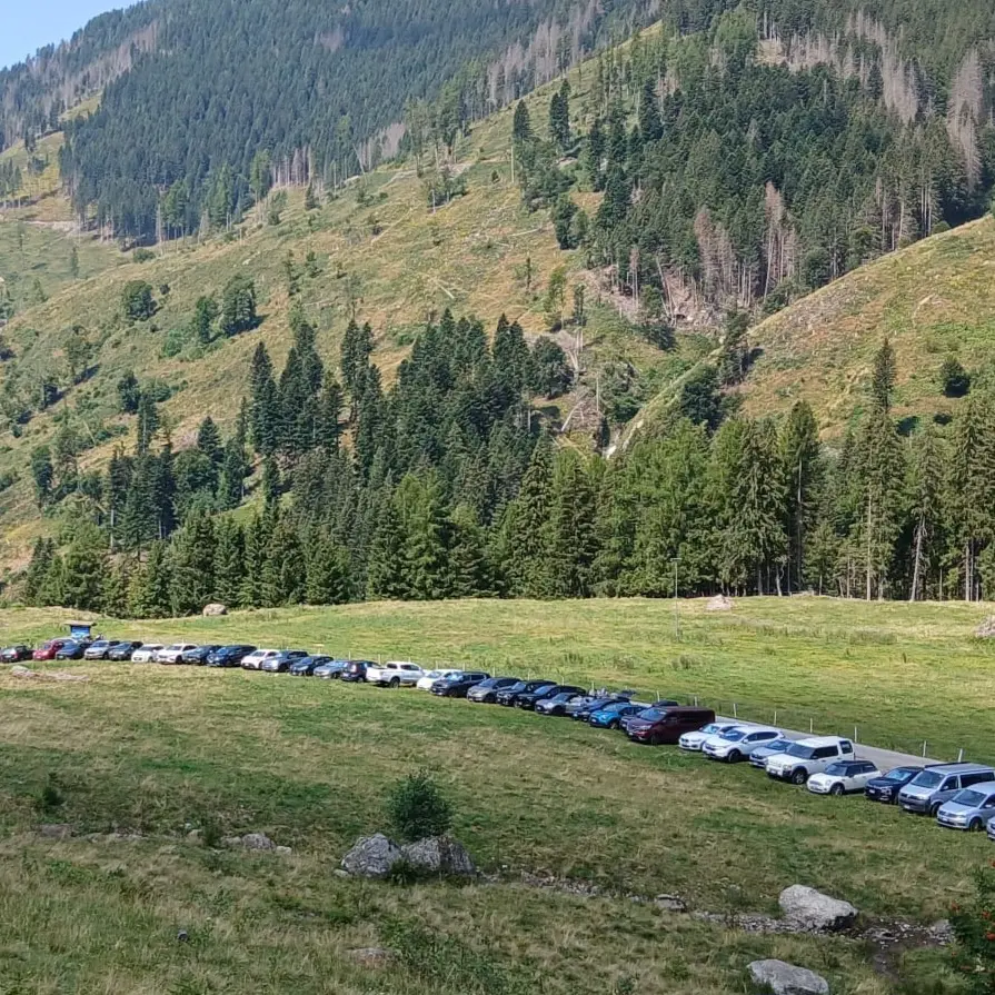 Val Campelle, parcheggi ridotti da 300 a 130: «Così penalizzati i turisti»