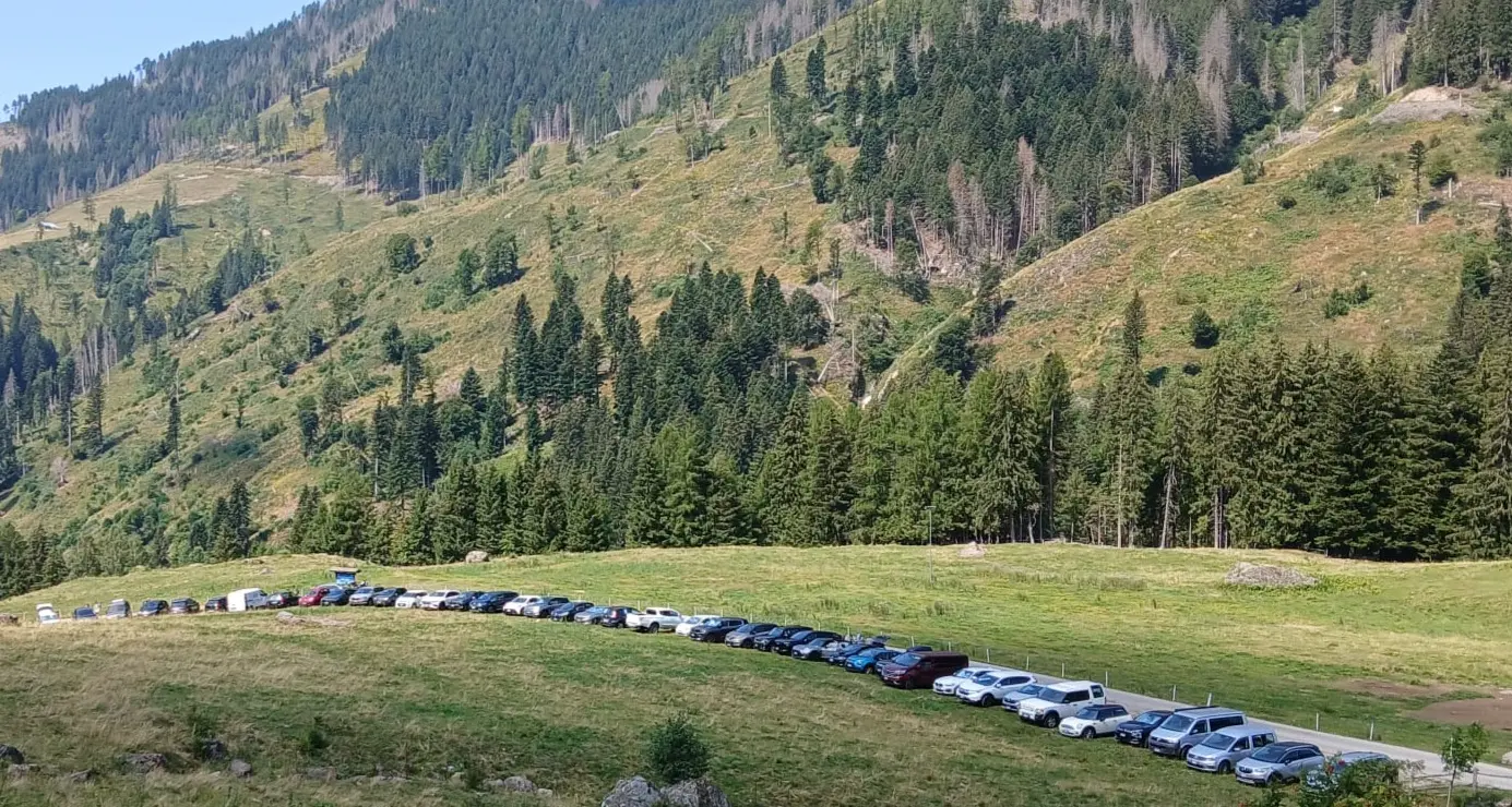 Val Campelle, parcheggi ridotti da 300 a 130: «Così penalizzati i turisti»