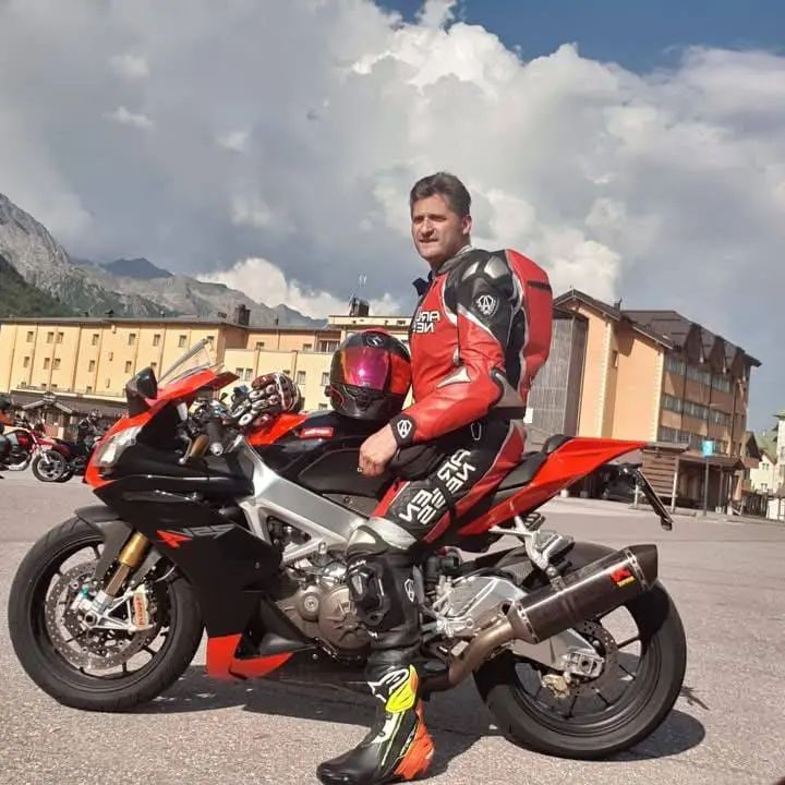 Riccardo Campana muore in moto a 49 anni. I figli: «Sarai in ogni nostro respiro»