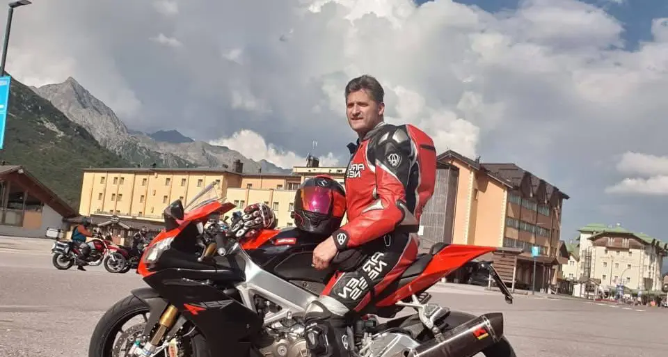 Riccardo Campana muore in moto a 49 anni. I figli: «Sarai in ogni nostro respiro»