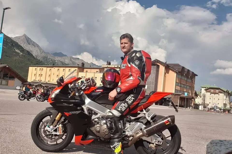 Riccardo Campana muore in moto a 49 anni. I figli: «Sarai in ogni nostro respiro»