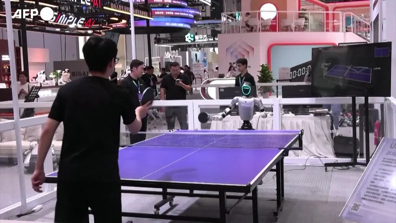 I robot umanoidi della Unitree giocano a ping pong in tempo reale