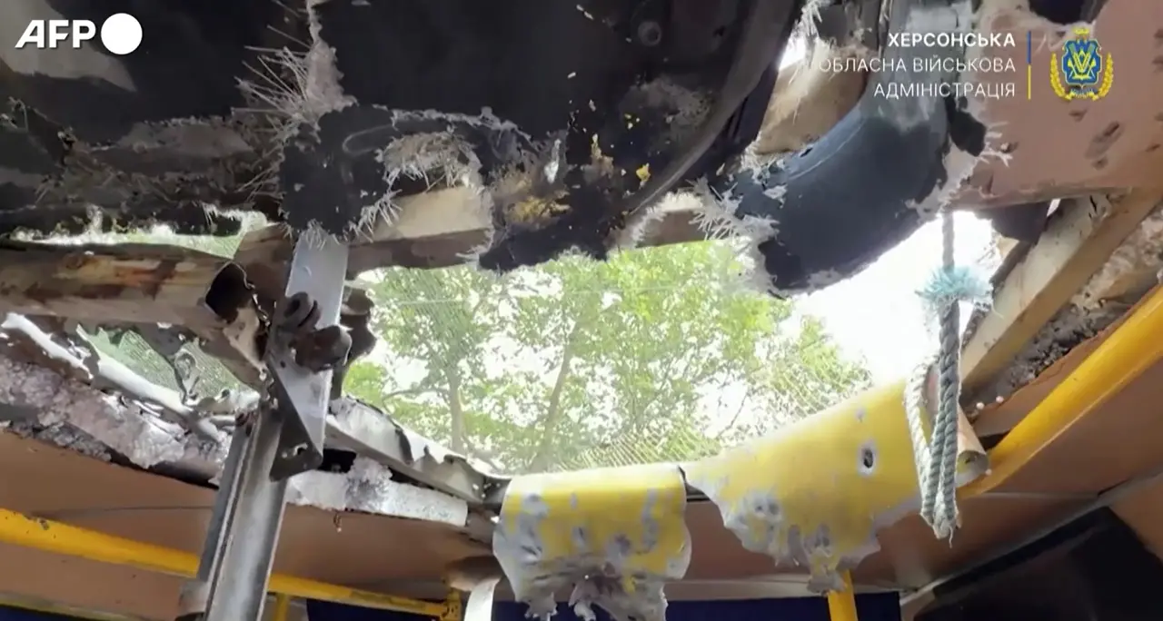 Ucraina, droni russi colpiscono un bus a Kherson: almeno 4 morti