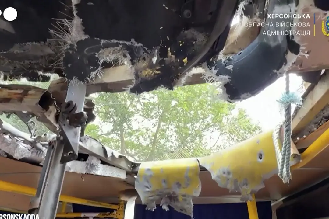 Ucraina, droni russi colpiscono un bus a Kherson: almeno 4 morti