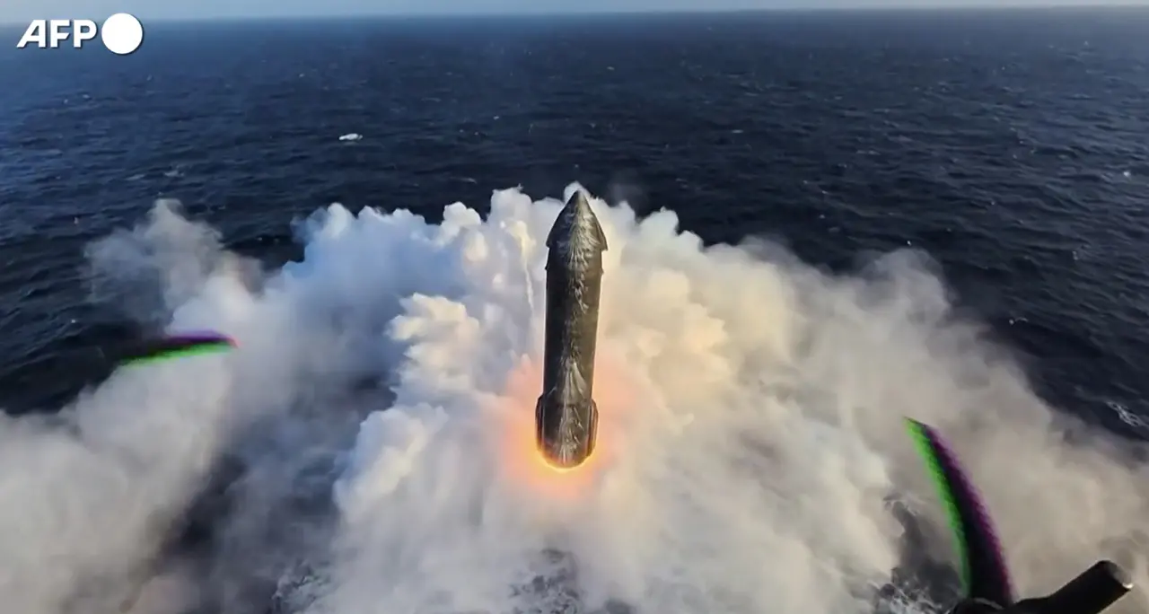 SpaceX, lo spettacolare atterraggio in mare della Starship