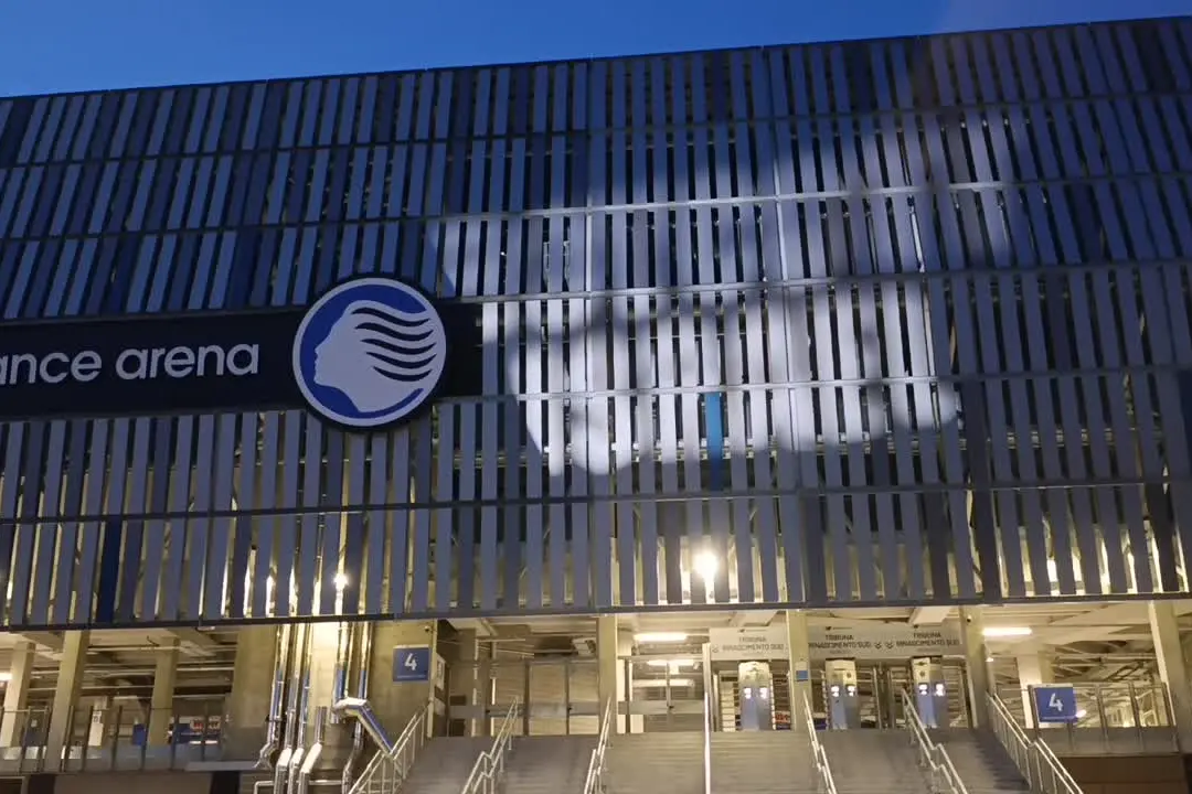 Scritta luminosa della Flotilla sullo stadio di Bergamo: \"Boycott Israel\"