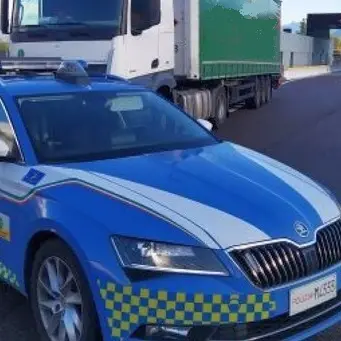A22, zig zag e sorpassi sulla destra: arrestata dopo l’inseguimento