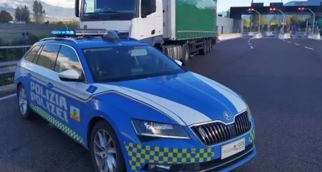 A22, zig zag e sorpassi sulla destra: arrestata dopo l’inseguimento