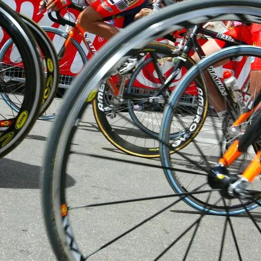 «Vi ammazzo tutti», pistola contro tre ciclisti: solidarietà a Erik Magagnotti