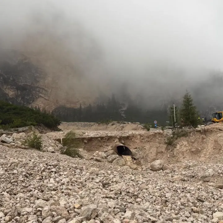 Frana a San Cassiano: strada chiusa e 150 evacuati dopo il temporale