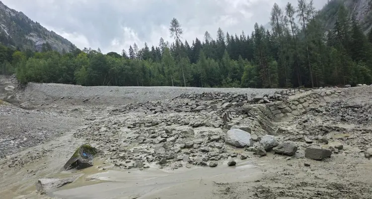 Val Genova, colata di detriti dal Rio Gabbiolo: strada invasa da due metri di materiale
