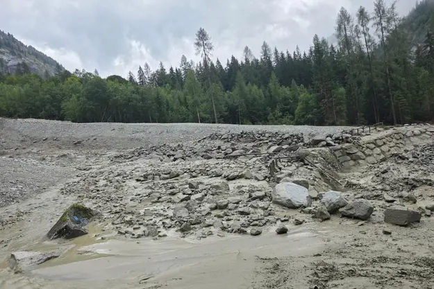 Val Genova, colata di detriti dal Rio Gabbiolo: strada invasa da due metri di materiale