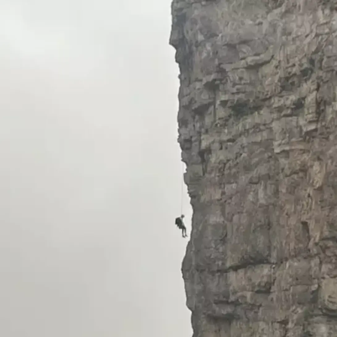 Alpinista sospeso nel vuoto per ore: salvataggio da film – VIDEO