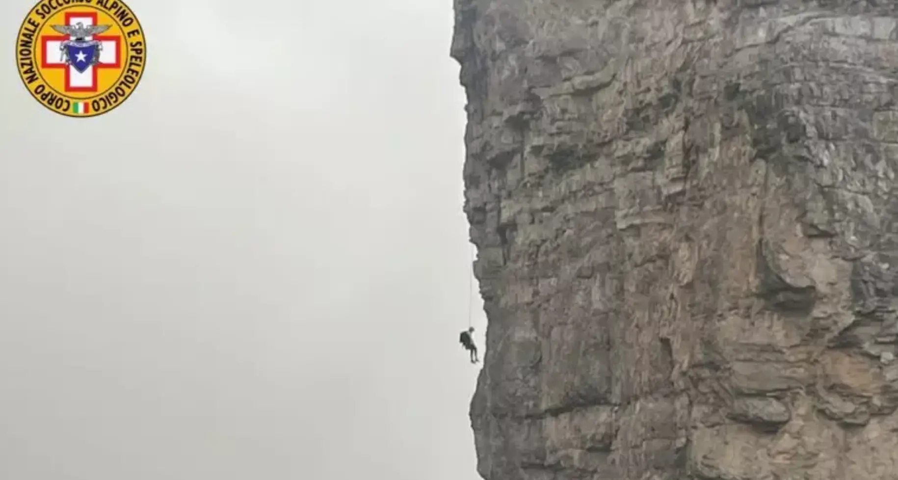Alpinista sospeso nel vuoto per ore: salvataggio da film – VIDEO