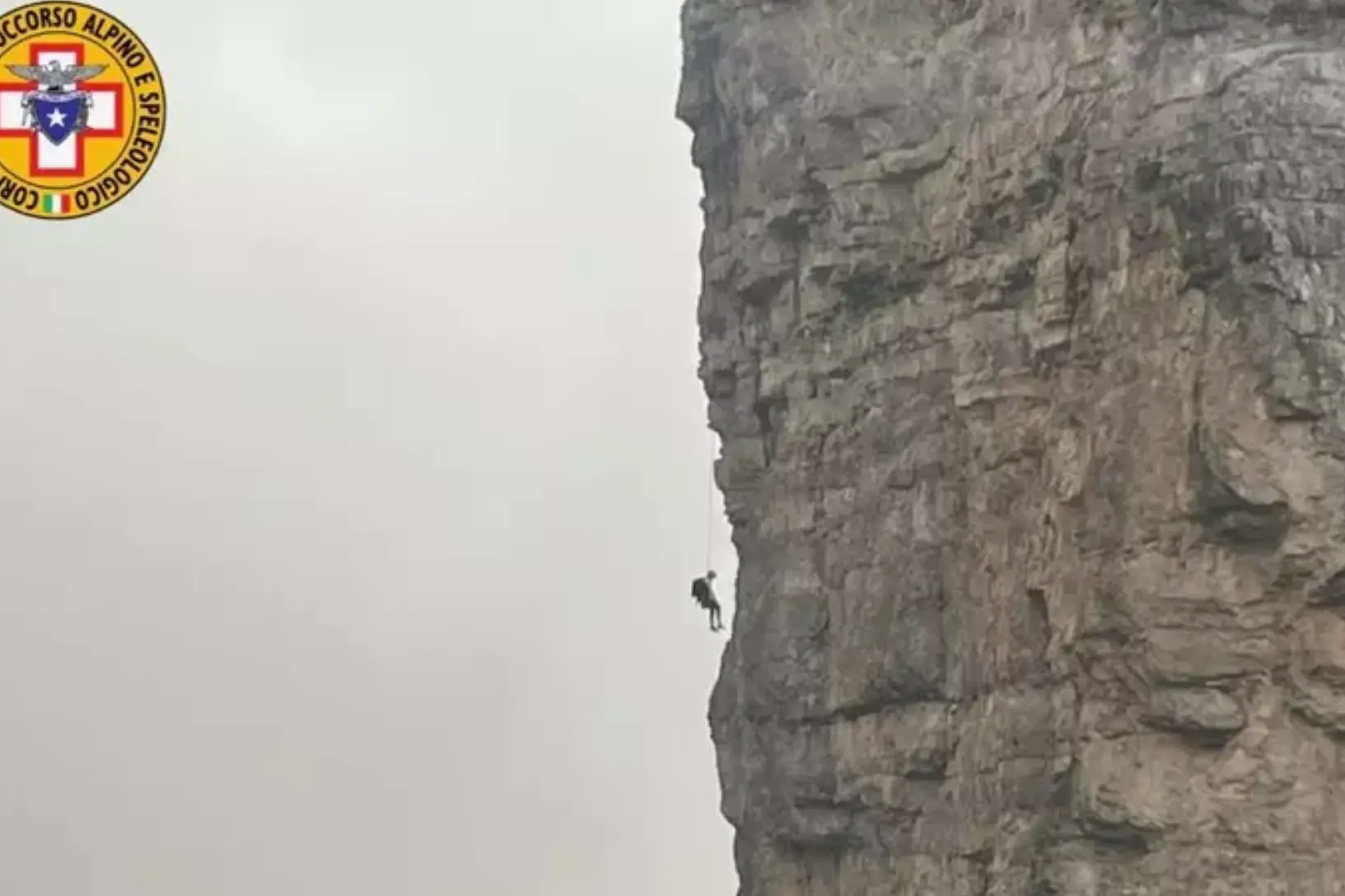 Alpinista sospeso nel vuoto per ore: salvataggio da film – VIDEO