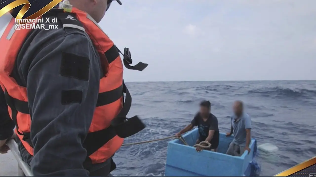 Alla deriva nell'oceano su una ghiacciaia, marina messicana salva due pescatori
