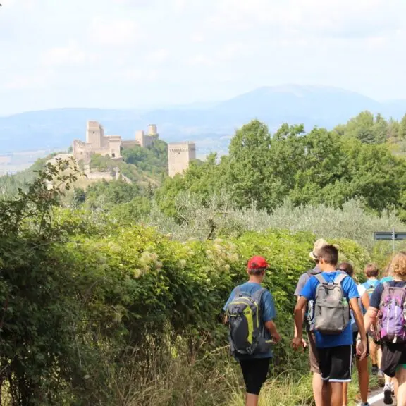 Sei giorni in cammino con il vescovo Tisi: 250 giovani trentini verso Assisi e Loreto