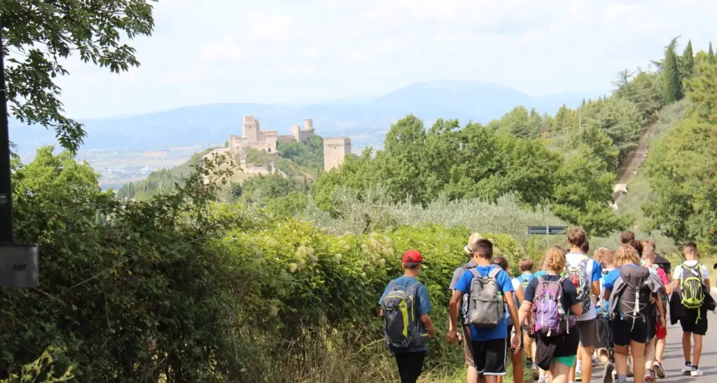 Sei giorni in cammino con il vescovo Tisi: 250 giovani trentini verso Assisi e Loreto