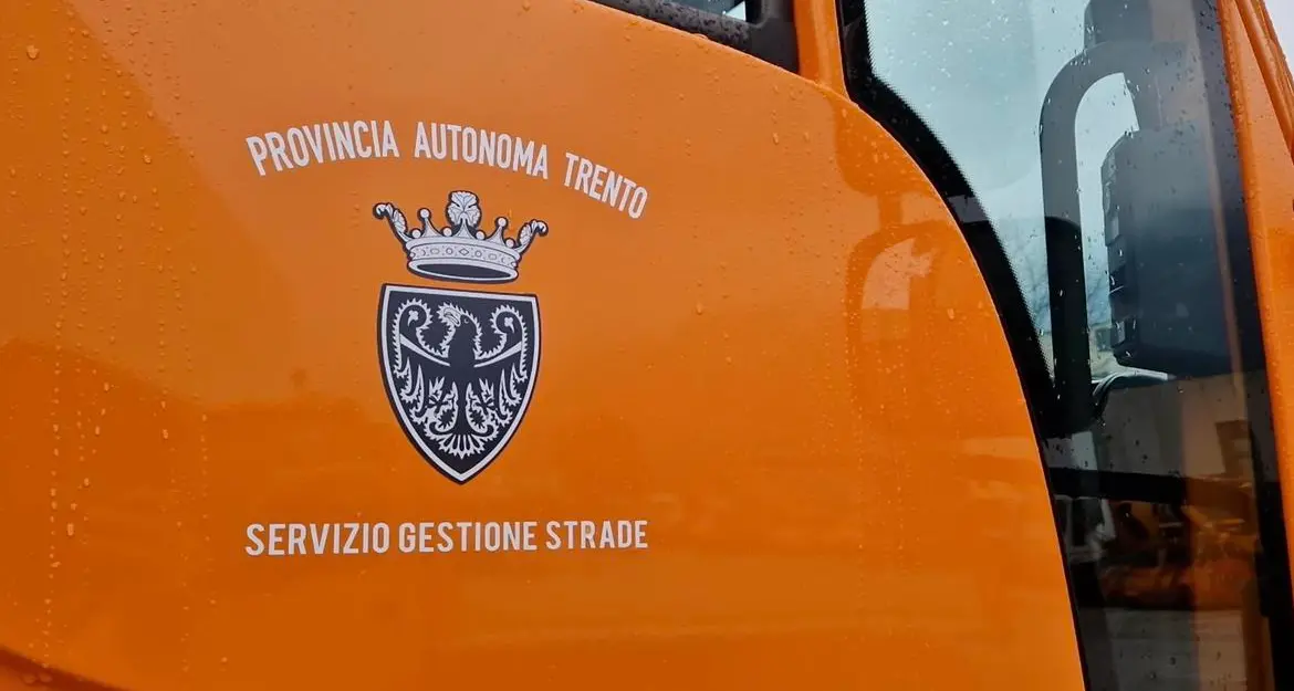 Maltempo sulle strade del Trentino: frana a Capriana, piante cadute a Riva