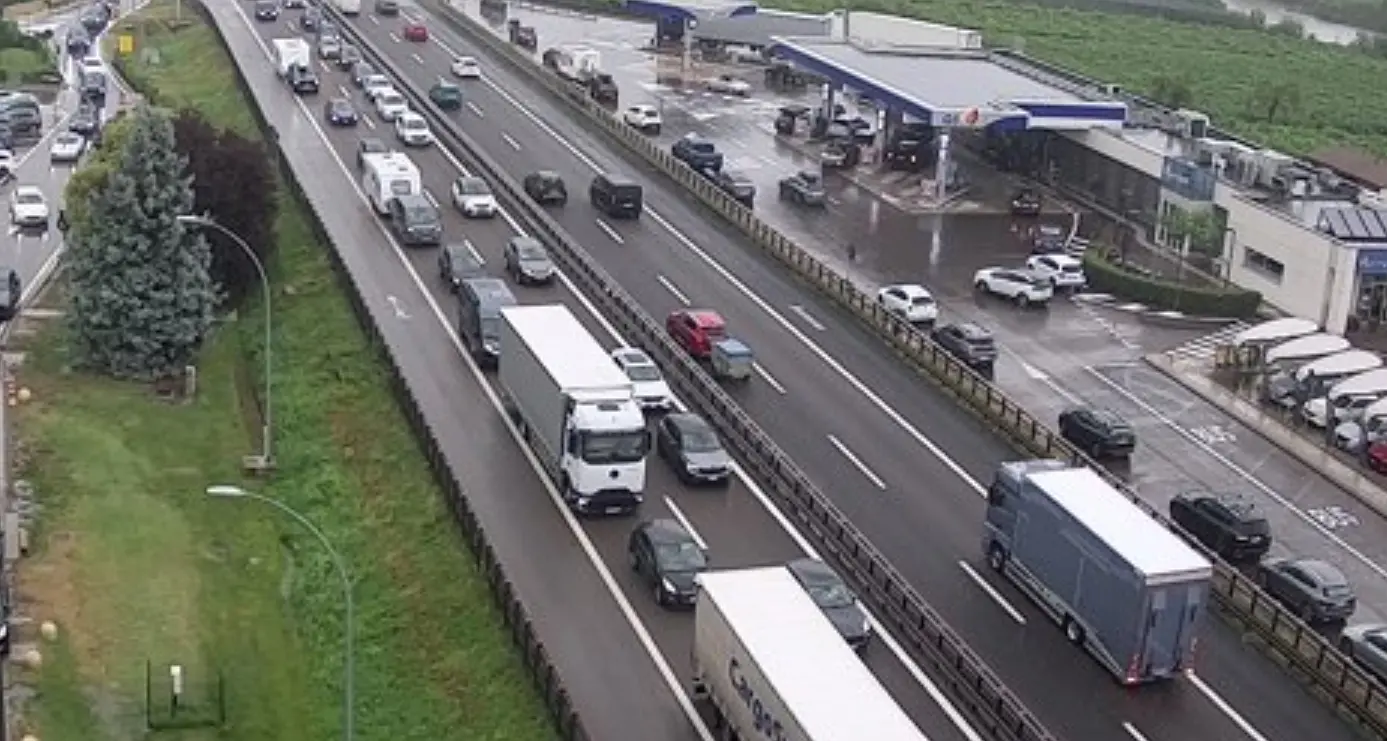Esodo sull’A22, traffico congestionato: lunghe code in entrambe le direzioni