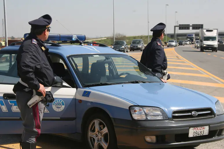 Fuga da Trento lungo l’A22: nell’inseguimento speronata una volante, il fuggitivo scappa a piedi