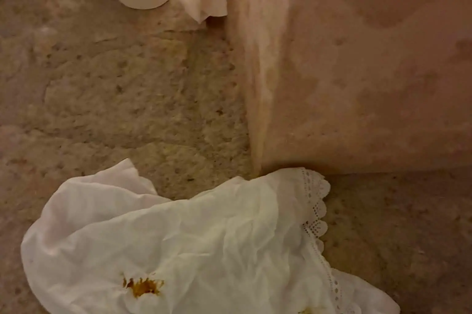 Escrementi e rifiuti in due chiese, don Laghi: «Uno schifo»