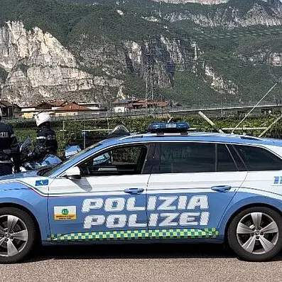 Fuga da Trento lungo l’A22: nell’inseguimento speronata una volante, il fuggitivo scappa a piedi