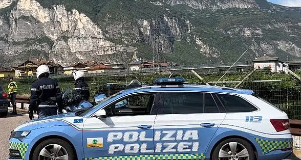 Fuga da Trento lungo l’A22: nell’inseguimento speronata una volante, il fuggitivo scappa a piedi