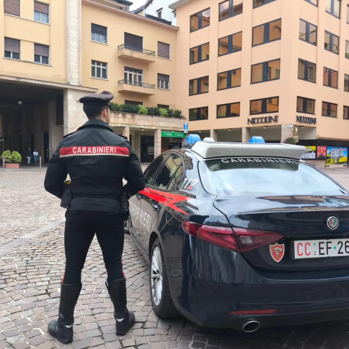 Trento, minorenne rapinato sotto la minaccia di un coltello: un arresto