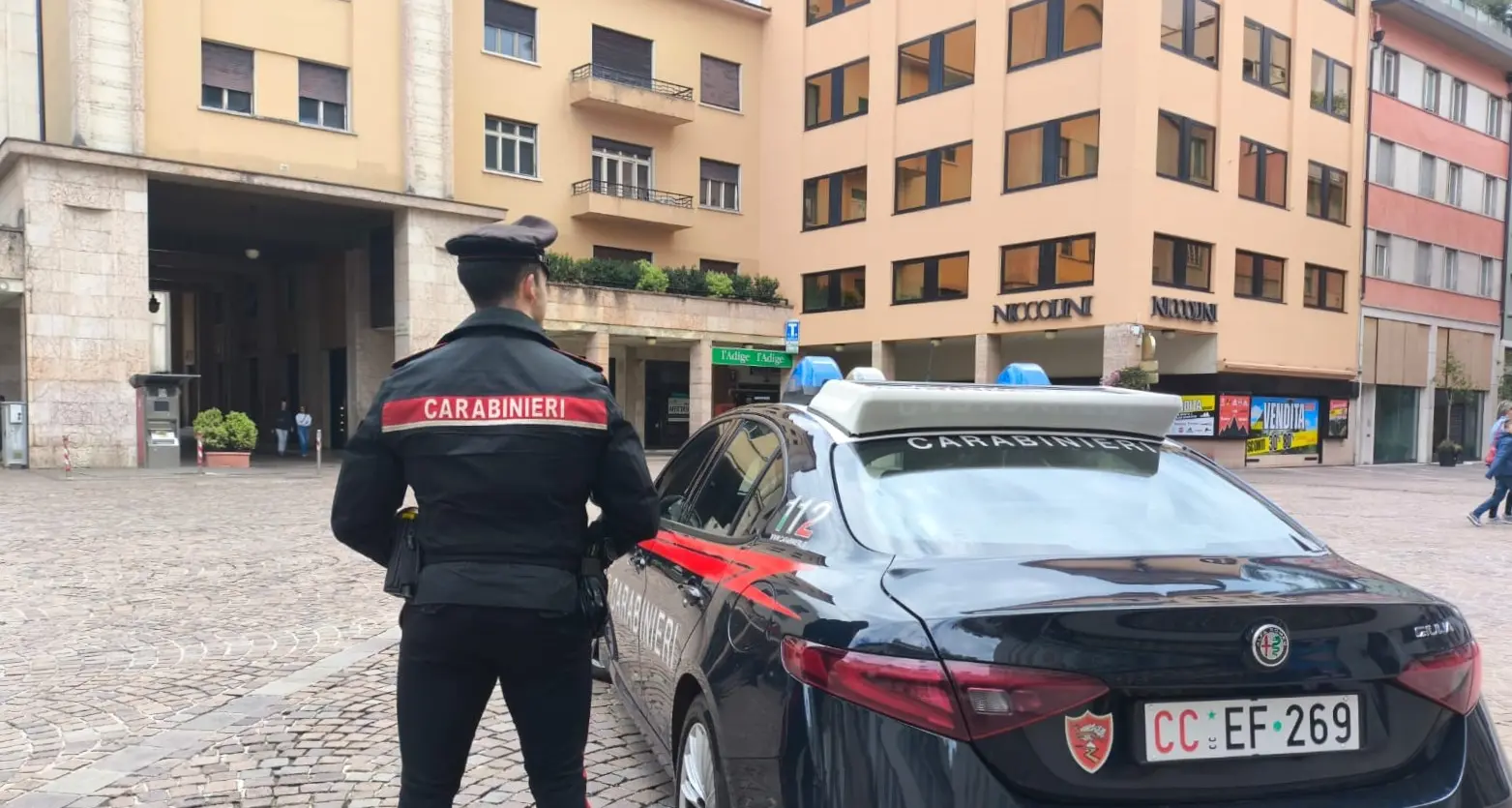 Trento, minorenne rapinato sotto la minaccia di un coltello: un arresto
