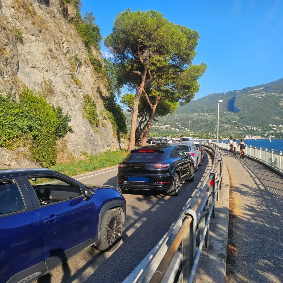 Riva-Torbole, code infinite ogni giorno: sotto accusa gli attraversamenti pedonali